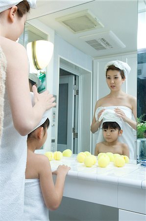 family bathroom mirror - Mother drying daughter's hair with towel Foto de stock - Sin royalties Premium, Código: 685-02940664