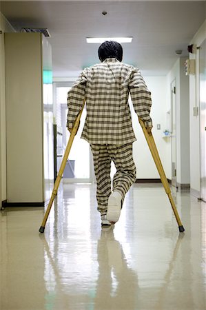 full body cast - Man walking with crutches Stock Photo - Premium Royalty-Free, Code: 685-02941600