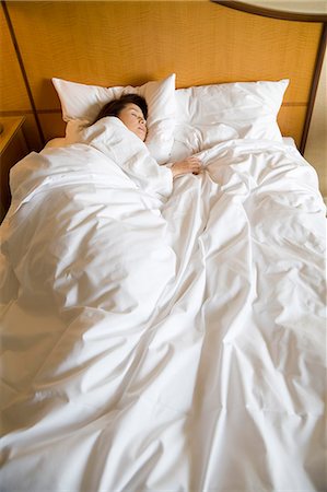 Mature woman sleeping in bed Foto de stock - Sin royalties Premium, Código: 685-02941698