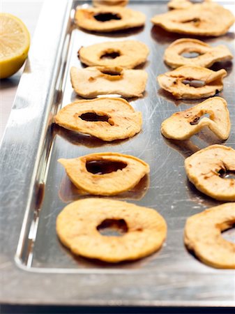 Apple chips on baking tray Stock Photo - Premium Royalty-Free, Code: 689-05610204