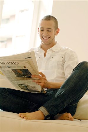 simsearch:689-05610302,k - Man reading newspaper on couch Foto de stock - Sin royalties Premium, Código: 689-05610285