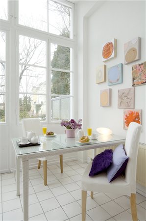 Dining area in sun room Stock Photo - Premium Royalty-Free, Code: 689-05610454