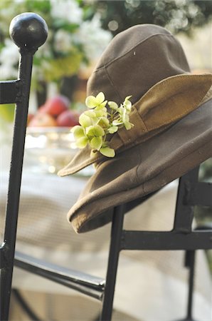 simsearch:689-05610878,k - Womans hat at garden table Stock Photo - Premium Royalty-Free, Code: 689-05610464