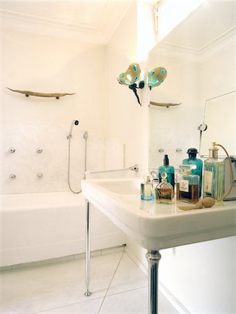 Bathroom with tub and several body care products Stock Photo - Premium Royalty-Free, Code: 689-05610716