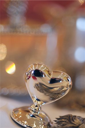 simsearch:695-03386286,k - Silver decorative heart Stock Photo - Premium Royalty-Free, Code: 689-05610888