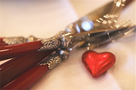 simsearch:695-03386286,k - Ornate cutlery and decorative heart Stock Photo - Premium Royalty-Free, Code: 689-05610923