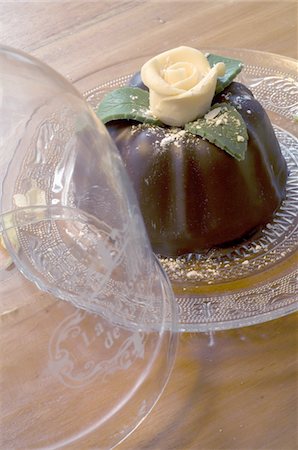 simsearch:689-05611455,k - Gâteau au chocolat garni de pétale de rose Photographie de stock - Premium Libres de Droits, Code: 689-05610987