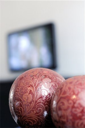 Two red gazing balls Stock Photo - Premium Royalty-Free, Code: 689-05611025
