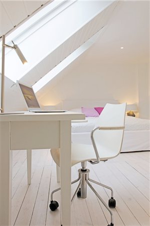study table - Attic flat with bed and working area Stock Photo - Premium Royalty-Free, Code: 689-05611267