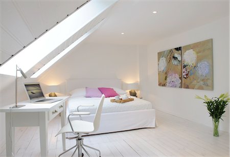 Dachgeschoss Wohnung mit Bett und Arbeitsbereich Stockbilder - Premium RF Lizenzfrei, Bildnummer: 689-05611268