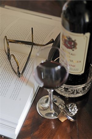simsearch:640-02770391,k - Glass of red wine, book and glasses Stock Photo - Premium Royalty-Free, Code: 689-05611357