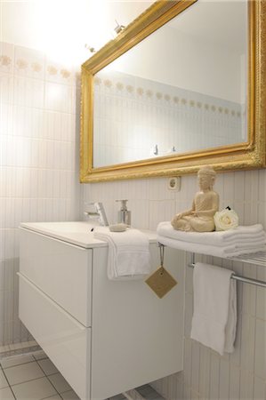 Bathroom with mirror and statue of Buddha Stock Photo - Premium Royalty-Free, Code: 689-05611482