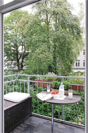 Lait, les fraises, les lunettes et les journal sur la table de balcon Photographie de stock - Premium Libres de Droits, Code: 689-05611806