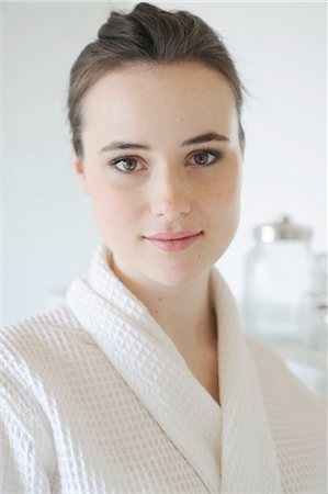 satisfacción - Young woman in bathrobe Foto de stock - Sin royalties Premium, Código: 689-05611975