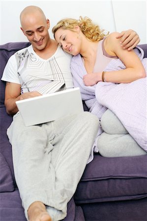 simsearch:689-05610302,k - Happy couple on couch using laptop Foto de stock - Sin royalties Premium, Código: 689-05612028