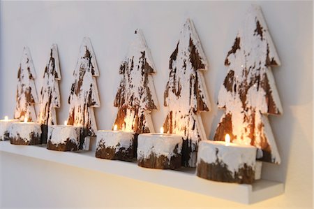 Christmas decoration with burning candles on ledge Foto de stock - Sin royalties Premium, Código: 689-05612051