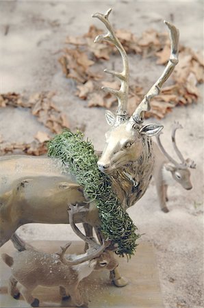 Deer figurine with wreath Stock Photo - Premium Royalty-Free, Code: 689-05612061