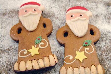 Two Christmas gingerbread men Stock Photo - Premium Royalty-Free, Code: 689-05612063