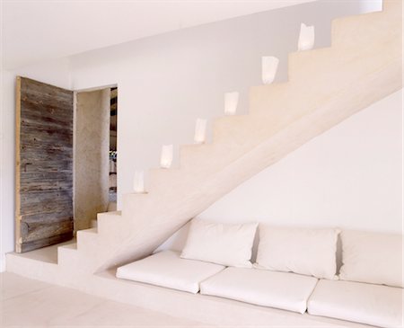 Stairs, wooden door and cushions Foto de stock - Sin royalties Premium, Código: 689-05612248