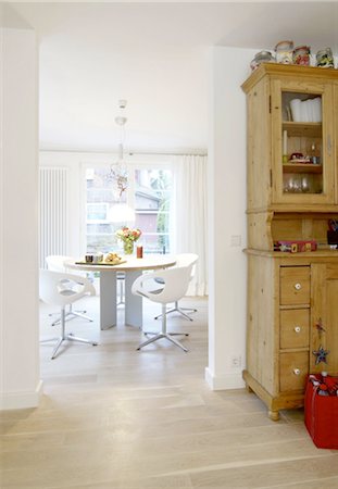 dining area - Bright room with dining table Stock Photo - Premium Royalty-Free, Code: 689-05612331