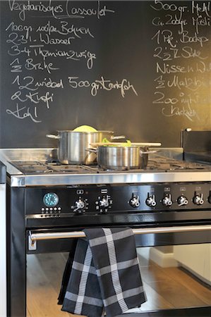 food detail - Two pots on cooker Foto de stock - Sin royalties Premium, Código: 689-05612405