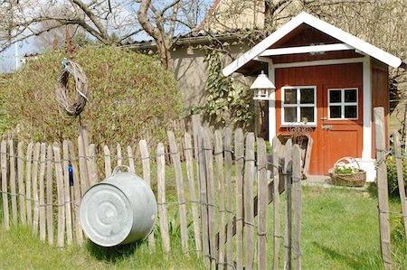 shed (small structure) - Red garden shed Foto de stock - Sin royalties Premium, Código: 689-05612506