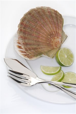 extravagance - Scallop with lime slices on plate Stock Photo - Premium Royalty-Free, Code: 689-05612603