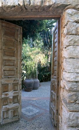 doorway - Open door towards garden Stock Photo - Premium Royalty-Free, Code: 689-05612613