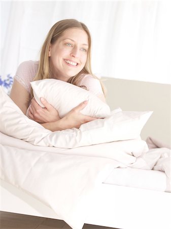 feel - Smiling woman in bed Foto de stock - Sin royalties Premium, Código: 689-05612728