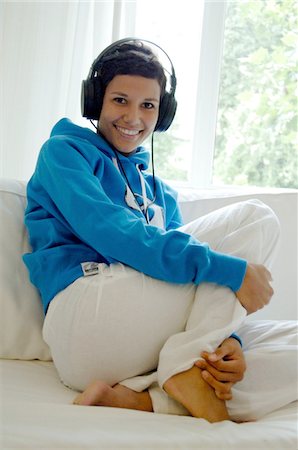 simsearch:689-05610302,k - Young woman listening to music on couch Foto de stock - Sin royalties Premium, Código: 689-05612734