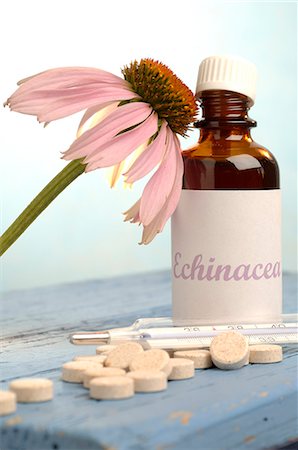 Echinacea,drops,pills and a clinical thermometer Stock Photo - Premium Royalty-Free, Code: 689-03125589