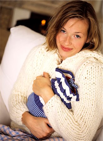 sweater and fireplace - warm water bottle Foto de stock - Sin royalties Premium, Código: 689-03123821