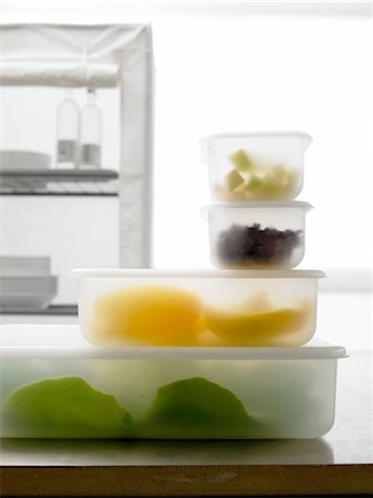 Food storage containers with fruit and vegetables Foto de stock - Sin royalties Premium, Código: 689-03733015