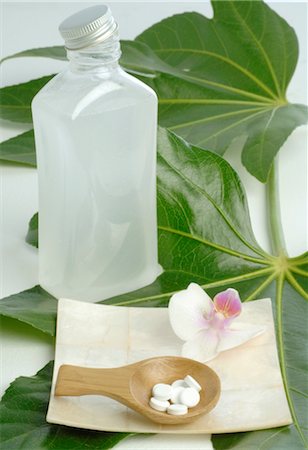simsearch:689-03733503,k - Tissue salts, leaf, bottle and orchid blossom Stock Photo - Premium Royalty-Free, Code: 689-03733047