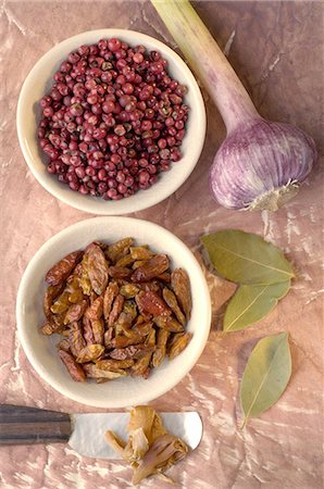 spicy - Mace, chilies, red pepper, bay leaves and garlic Stock Photo - Premium Royalty-Free, Code: 689-03733106