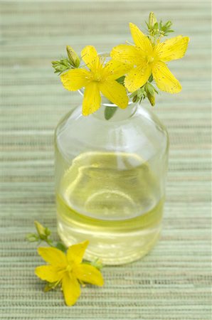 personal care - Massage oil with Hypericum Stock Photo - Premium Royalty-Free, Code: 689-03733115