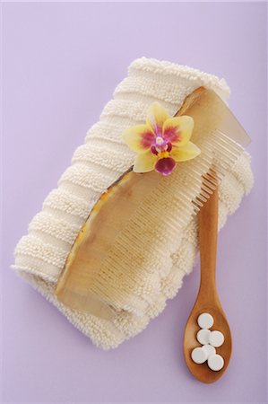 simsearch:689-03733503,k - Tissue salts, comb, towel and flower Stock Photo - Premium Royalty-Free, Code: 689-03733515