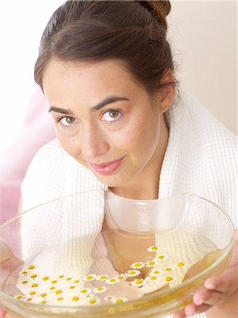 simsearch:689-03733503,k - Woman holding bowl with camomile petals Stock Photo - Premium Royalty-Free, Code: 689-03733590