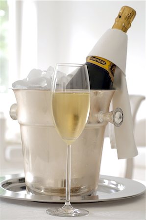 Champagne in ice bucket Foto de stock - Sin royalties Premium, Código: 689-03733662