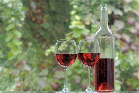 Bottle of red wine and two glasses Foto de stock - Sin royalties Premium, Código: 689-03733663