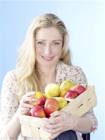 simsearch:689-03733468,k - Woman holding crate with apples Stock Photo - Premium Royalty-Free, Code: 689-03733748
