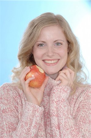 simsearch:689-03733468,k - Woman holding apple Stock Photo - Premium Royalty-Free, Code: 689-03733798