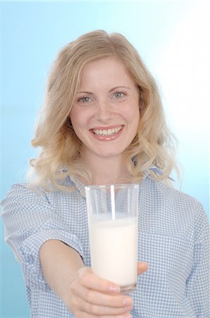 simsearch:689-03733759,k - Woman holding glass of milk Foto de stock - Sin royalties Premium, Código: 689-03733799