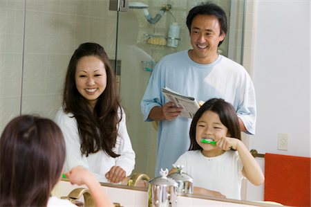 family bathroom mirror - Miroir reflet de famille dans la salle de bain se préparer pour la journée, la fille se brosser les dents Photographie de stock - Premium Libres de Droits, Code: 694-03318052