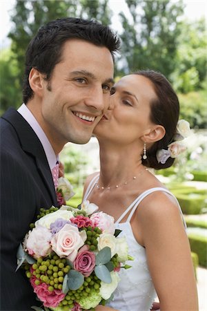 Happy Wedding Couple Outdoors Foto de stock - Sin royalties Premium, Código: 694-03326467