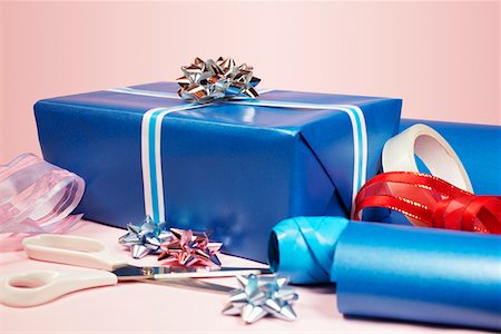 Gift with scissors, tape and ribbons Stock Photo - Premium Royalty-Free, Code: 694-03328114