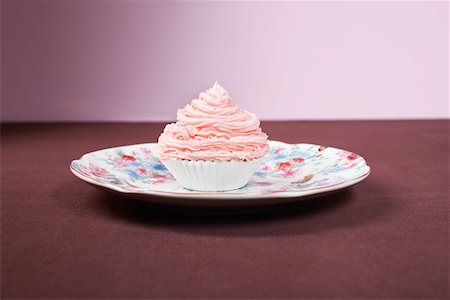 Pink cupcake on plate Stock Photo - Premium Royalty-Free, Code: 694-03328119
