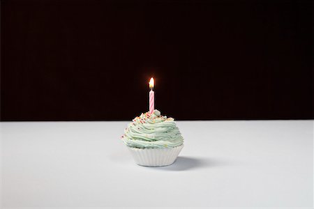 simsearch:630-02219911,k - Single cupcake with birthday candle Stock Photo - Premium Royalty-Free, Code: 694-03328127