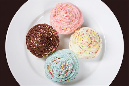 simsearch:630-02219911,k - Colourful cupcakes on plate, view from above Stock Photo - Premium Royalty-Free, Code: 694-03328122