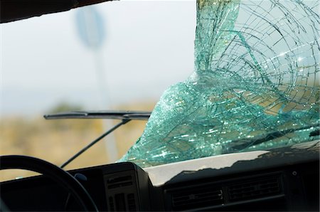 damaged - Broken car windshield, view from interior Foto de stock - Sin royalties Premium, Código: 694-03328506